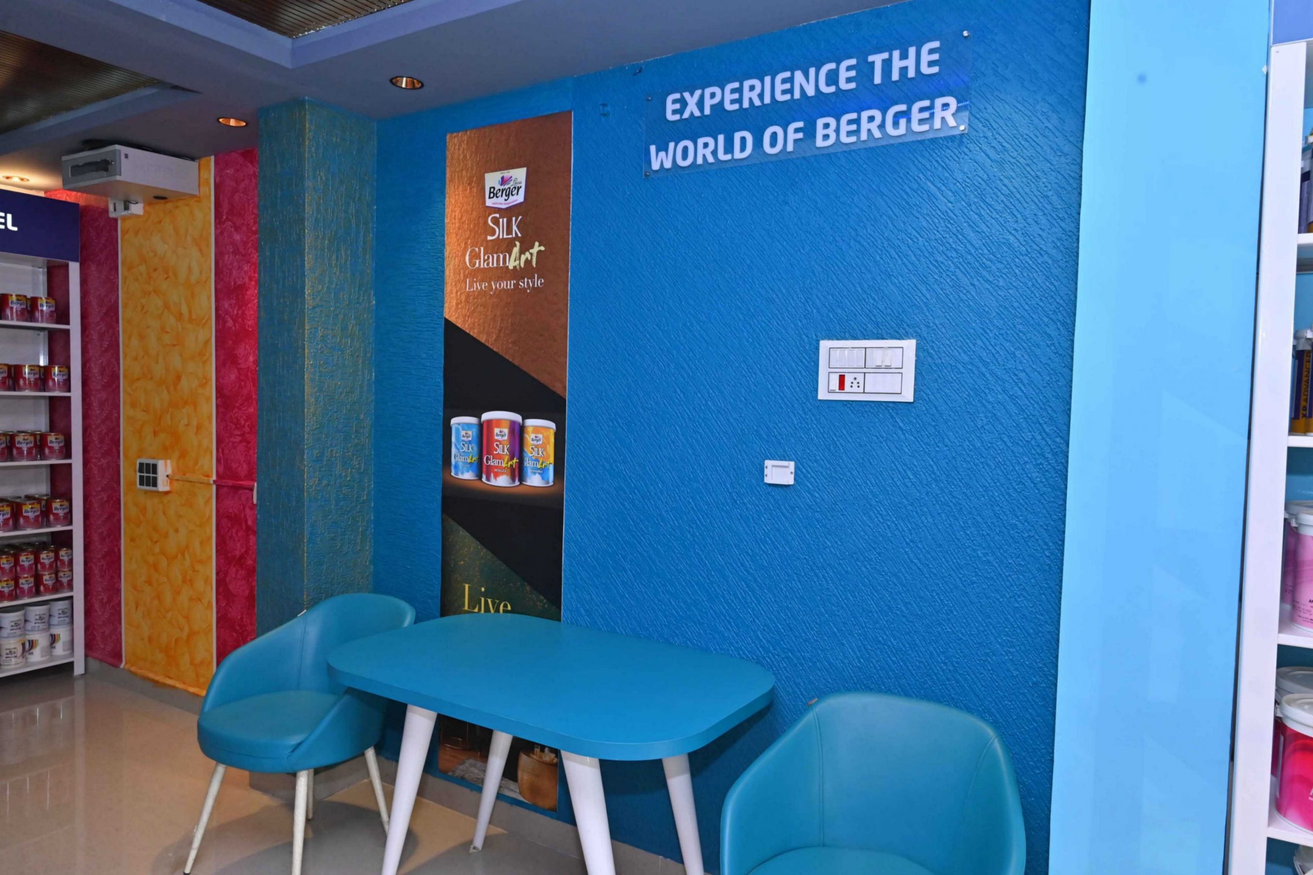 Customer lounge in showroom Customer lounge in showroom